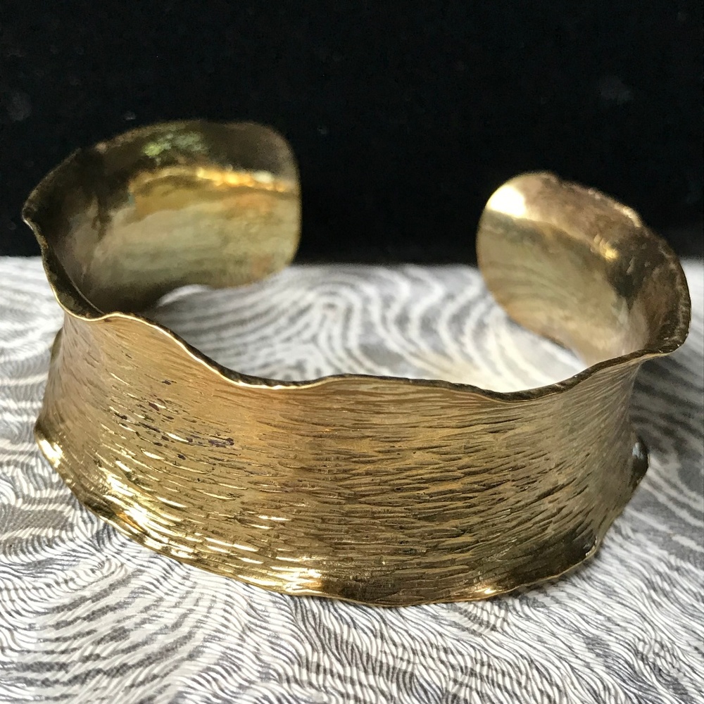 Vintage '90s Texturized Gold Tone Cuff Bracelet!